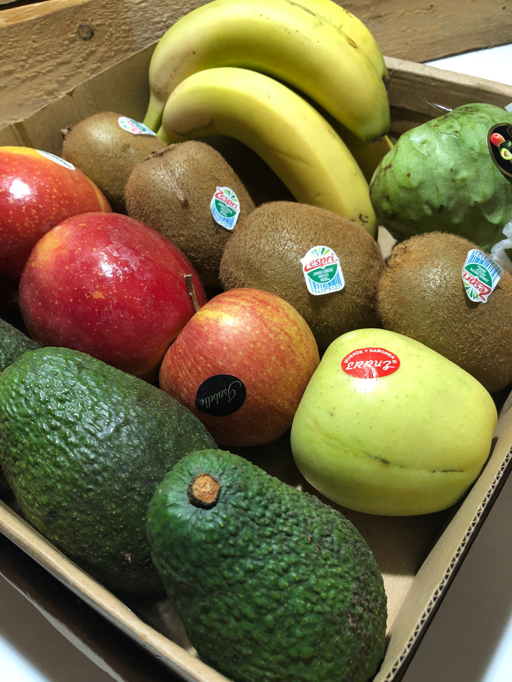 Caja de Fruta Especial para Deportistas: Nutrición y Energía en Cada Bocado 🍏🍌🥑