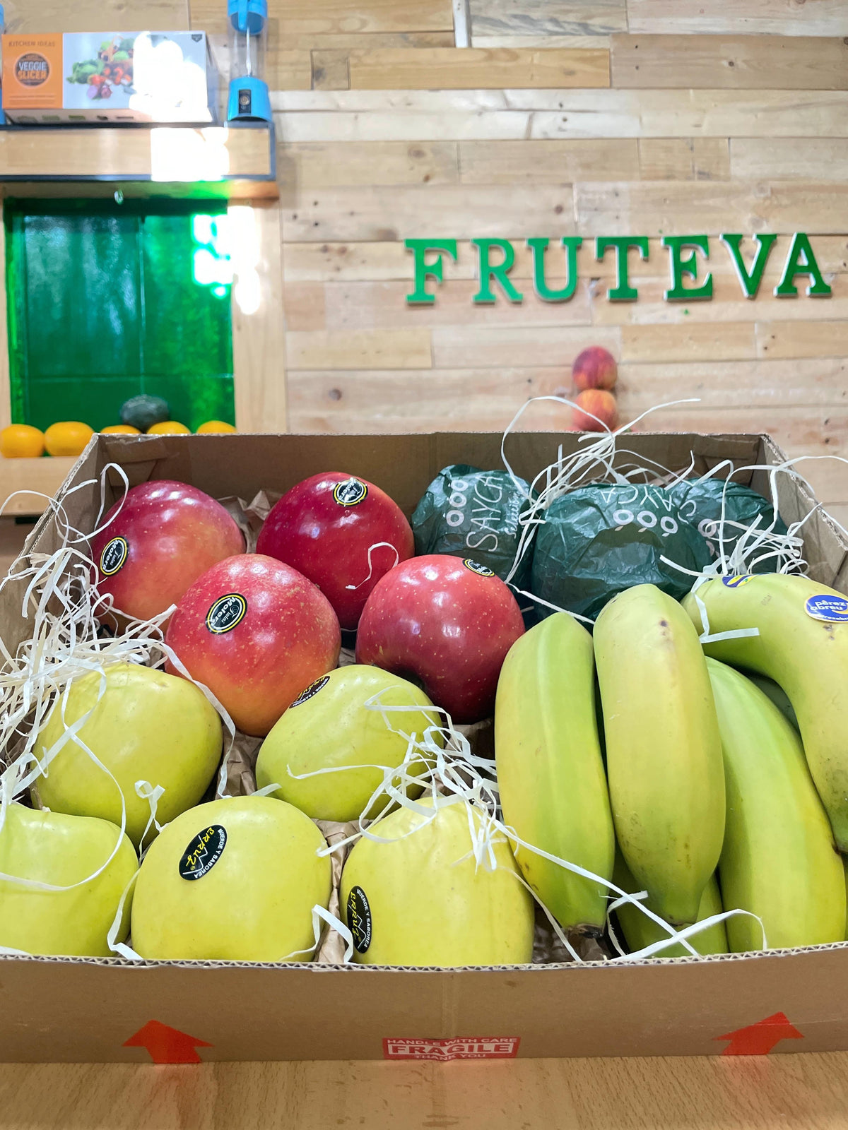 CAJA Plátanos de Canarias Extra, Manzana Golden, Manzana Kanzi y Melocotón Calandina